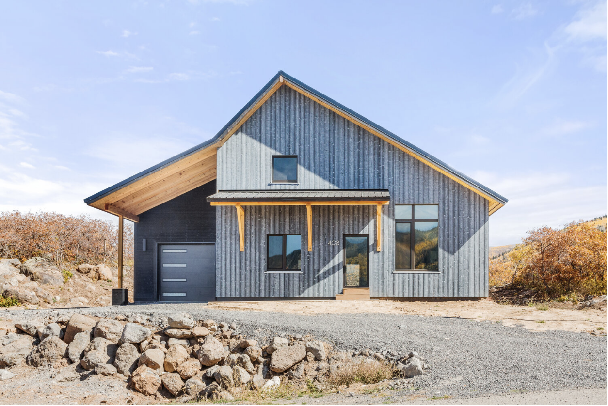 Phoenix Haus H19 prefab home Gray metal house exterior, Phoenix Haus H19 prefab home